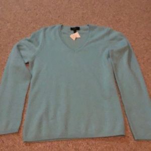 New 100% Cashmere v-neck sweater medium